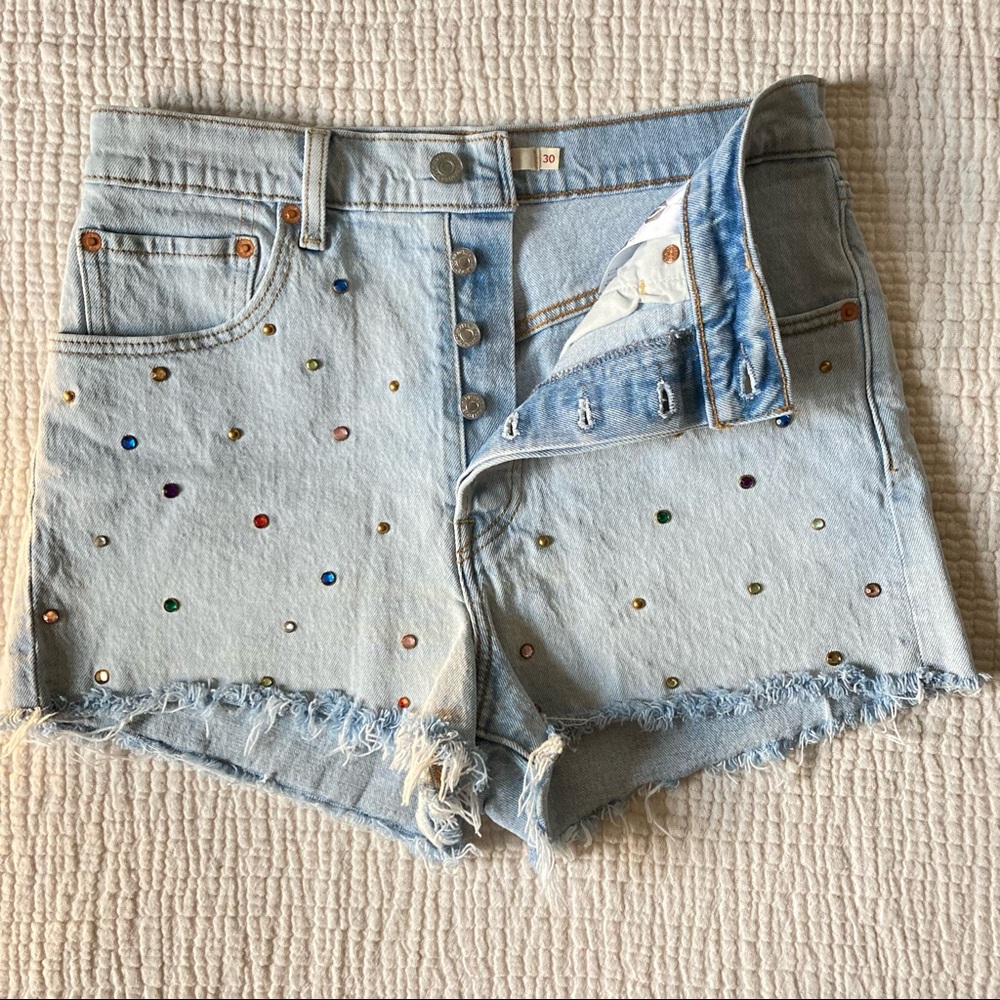 Levi’s Rhinestone Ribcage Short, size 30.